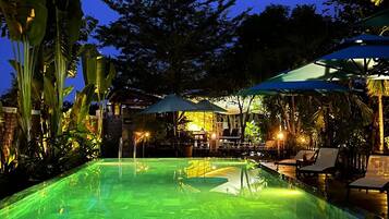 حمّام سباحة خارجي