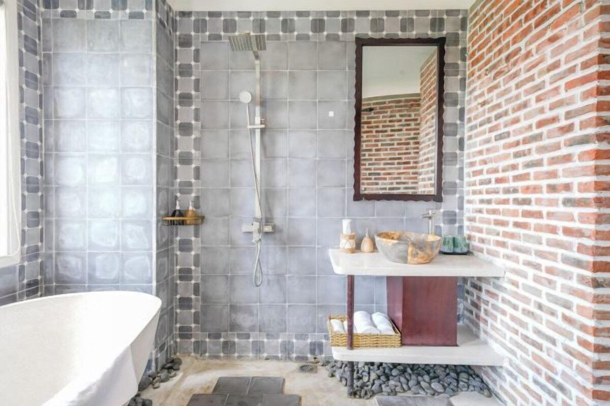 Bathroom | Combined shower/tub, rainfall showerhead, free toiletries, hair dryer