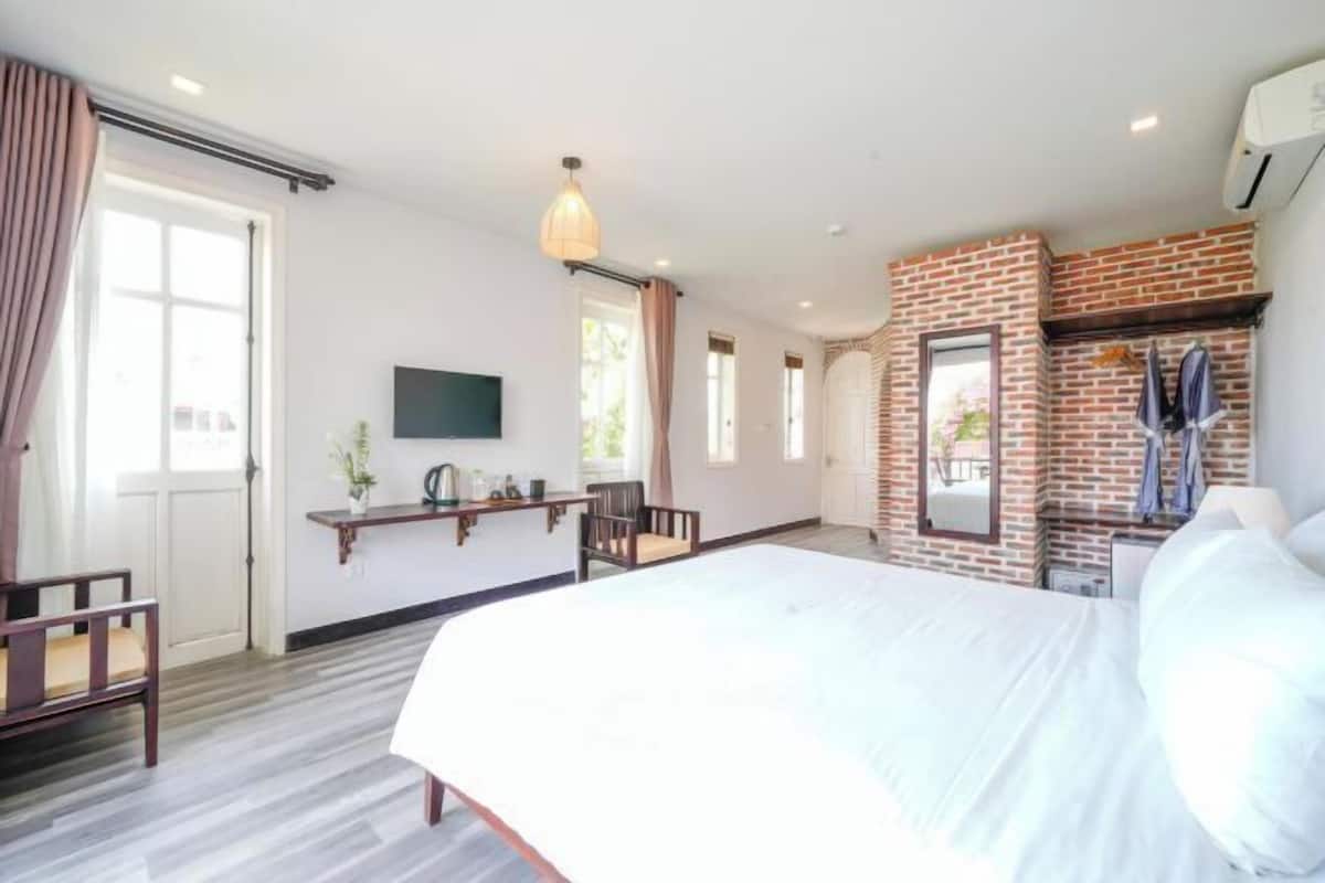 Premium bedding, minibar, desk, laptop workspace