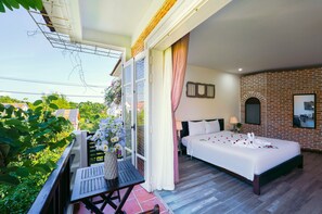 Habitación doble Deluxe, vista al jardín | Ropa de cama de alta calidad, minibar y escritorio 