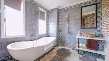 Family Room | Bathroom | Combined shower/tub, rainfall showerhead, free toiletries, hair dryer