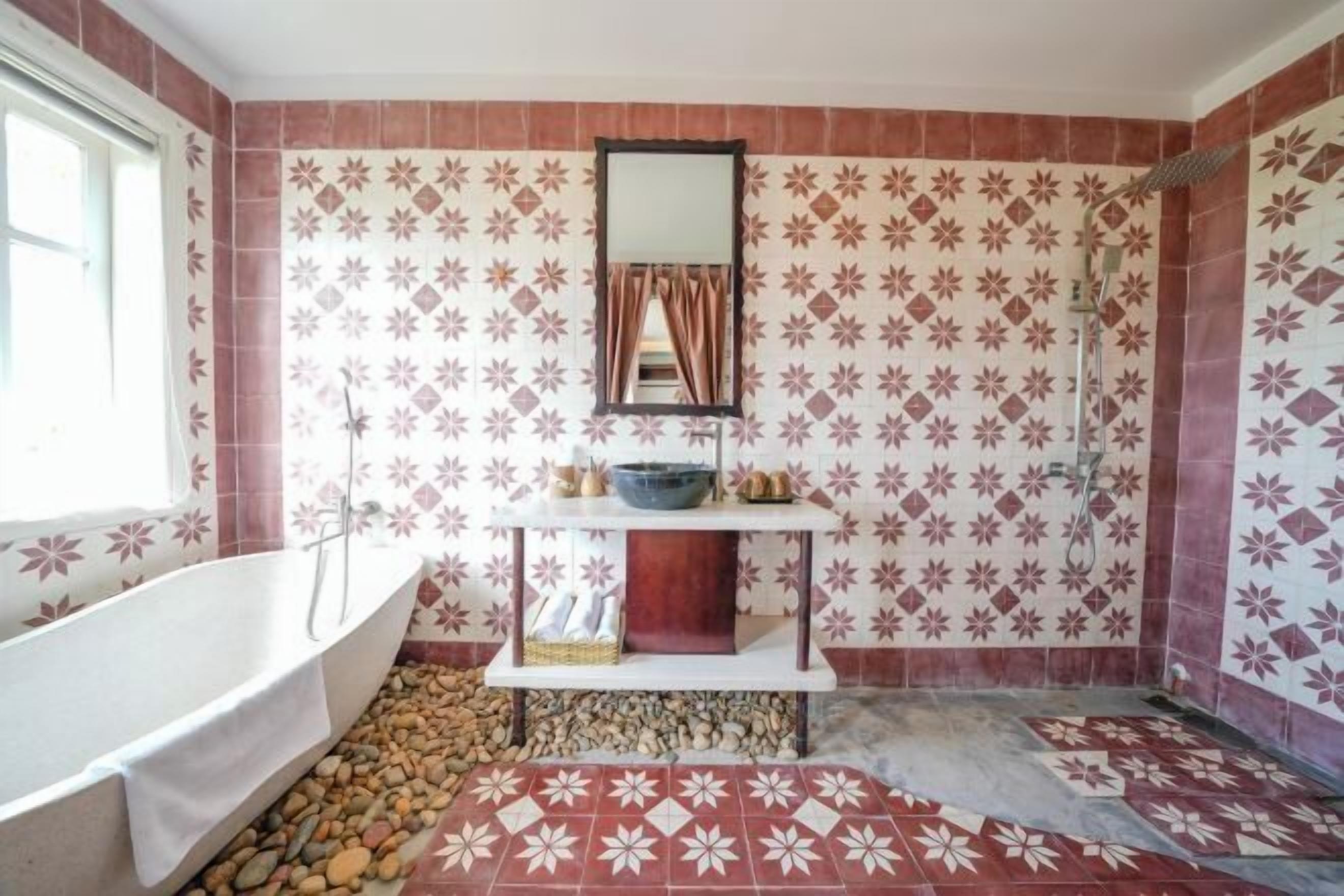 Tina con regadera, regadera tipo lluvia, amenidades de baño gratuitas 