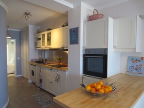 Appartement, 1 chambre, terrasse, vue mer (Barreirinha I) | Cuisine privée | Grand réfrigérateur, micro-ondes, four, plaque de cuisson