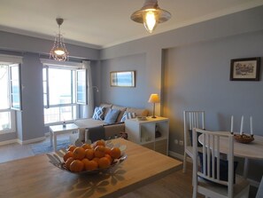 Apartment, 1 Schlafzimmer, Terrasse, Meerblick (Barreirinha I) | Wohnzimmer | Fernseher