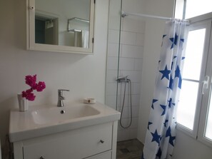 Apartment, 1 Bedroom, Terrace, Sea View (Barreirinha II) | Bathroom sink - Barreirinha I (Funchal)