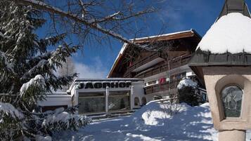 A snow-covered building with a sign reading "JAGROH".