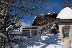Un edificio cubierto de nieve con un letrero que dice "JAGROH".