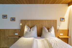 Apartment, 2 Bedrooms, Mountain View (Balkon/Terrasse;excl110€ cleaning fee) | In-room safe, desk, blackout drapes, iron/ironing board - Apartmenthaus Jagdhof (Reith bei Seefeld)