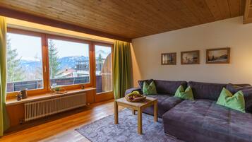 Appartement, 2 slaapkamers, uitzicht op bergen (Balkon/Terrasse;excl110€ cleaning fee) | Woonruimte | Televisie