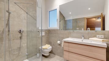 Apartment, 2 Bedrooms, Balcony, Mountain View (Dachgeschoss; excl. 110€ cleaning fee) | Bathroom | Shower, hair dryer, towels