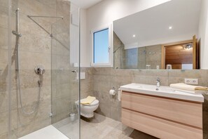 Appartamento, 2 camere da letto, balcone, vista montagna (Dachgeschoss; excl. 110€ cleaning fee) | Bagno | Doccia, asciugacapelli, asciugamani