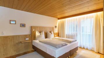 Caja de seguridad en la habitación, escritorio y cortinas blackout