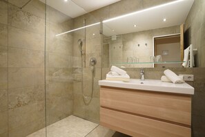 Apartment, 2 Bedrooms, Mountain View (Balkon/Terrasse;excl110€ cleaning fee) | Bathroom | Shower, hair dryer, towels - Apartmenthaus Jagdhof (Reith bei Seefeld)