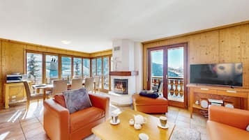 TV, fireplace
