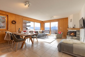 Fernseher, Kamin, DVD-Player