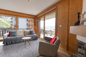 TV, fireplace, DVD player