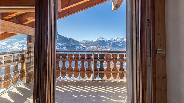 A wooden balcony with a view of snow-covered mountains. - Balcons du Soleil Y2 221 - QUIET apartment 8 pers (Veysonnaz)