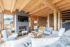 TV, fireplace