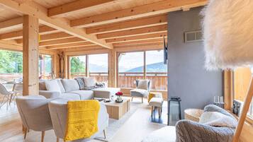 Televisión y chimenea