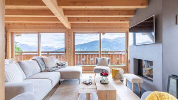 Een televisie en een open haard