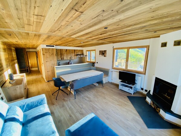 TV, fireplace