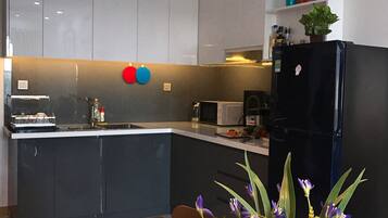 Apartamento, 2 quartos | Cozinha privada | Geladeira, micro-ondas, panela elétrica de arroz