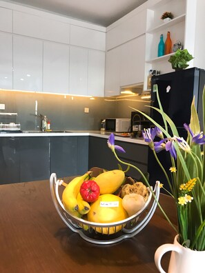 Departamento, 3 habitaciones | Cocina privada | Refrigerador, microondas, arrocera y utensilios de cocina 