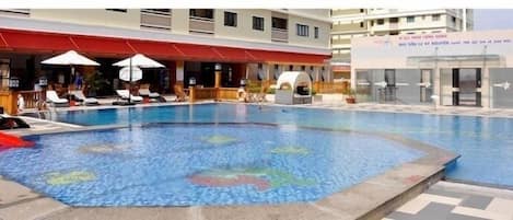 2 piscines extérieures