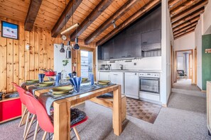 Kylskåp, ugn, diskmaskin och kaffe- och tebryggare
