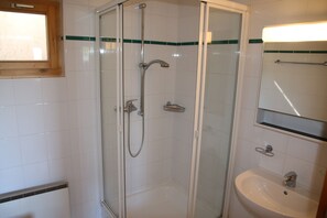 Bañera, secador de pelo, toallas