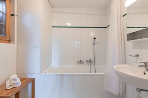 Bañera, secador de pelo, toallas