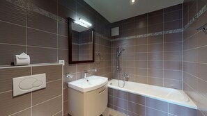 Baignoire, sèche-cheveux