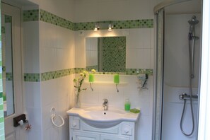 Chambre Double Confort, 1 grand lit | Salle de bain