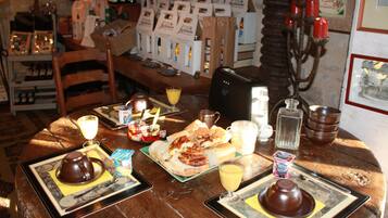 Sarapan masakan setempat setiap hari (EUR 8 per orang)