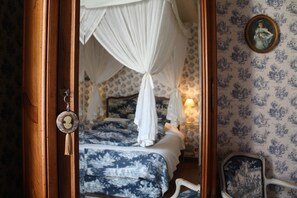 Decoración personalizada, muebles diferentes y escritorio 