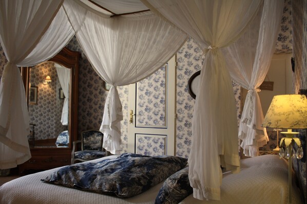 Comfort Double Room, 1 Queen Bed | Individually decorated, individually furnished, desk, blackout drapes - Logis Les Remparts (Bayeux)