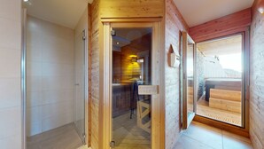 Un interior de madera con una puerta de cristal que da a un área de sauna.