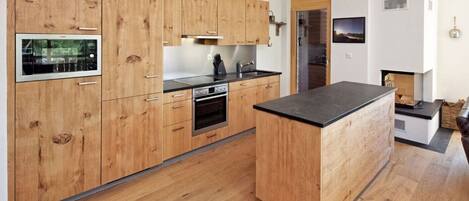 Frigorífico, microondas, horno y lavavajillas