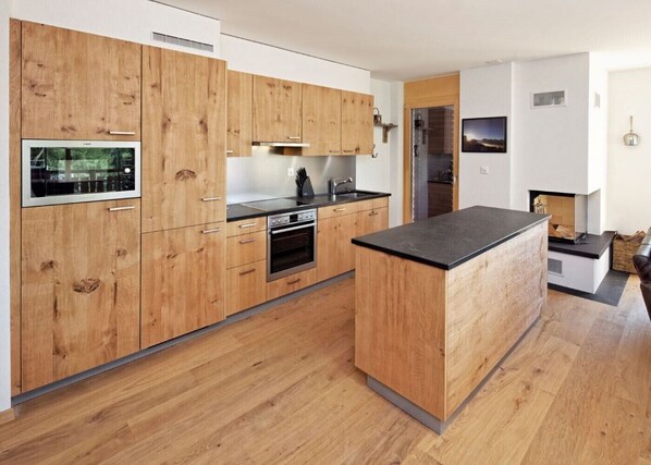 Frigorífico, microondas, horno y placa de cocina