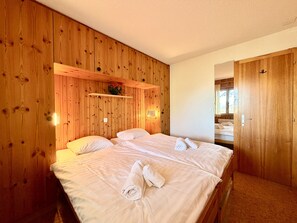 5 bedrooms, free WiFi, bed sheets