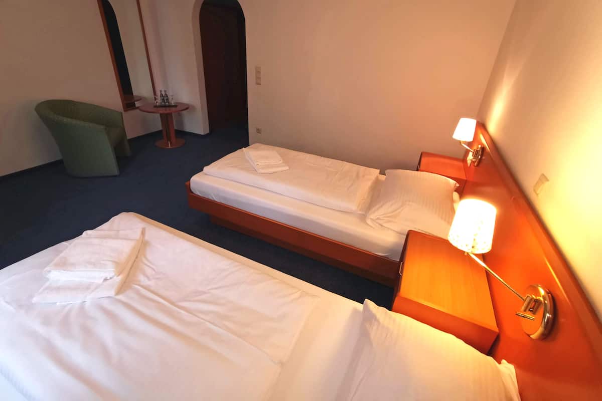 Escritorio, wifi gratis y ropa de cama