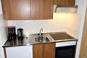 Geladeira, fogão, cooktop, cafeteira/chaleira