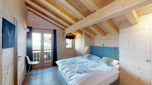 4 bedrooms, iron/ironing board, free WiFi, bed sheets