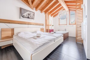4 bedrooms, free WiFi, bed sheets