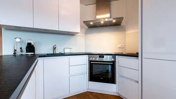 Køleskab, ovn, opvaskemaskine, kaffe-/temaskine