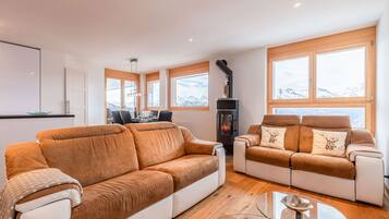 Fernseher, Kamin, DVD-Player