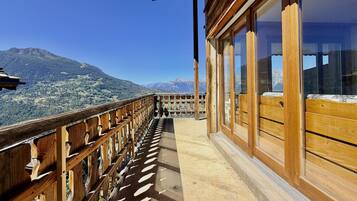 Ein Holzbalkon mit Blick auf die Berge.