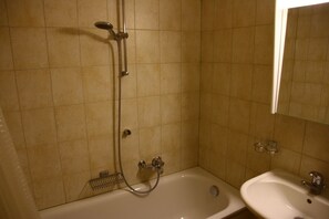 Baignoire, sĂšche-cheveux