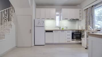 Villa, 3 Bedrooms | Private kitchen | Full-sized fridge, microwave, oven, stovetop