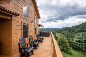 Property grounds - Mountain Lodge Near Downtown (Boone)